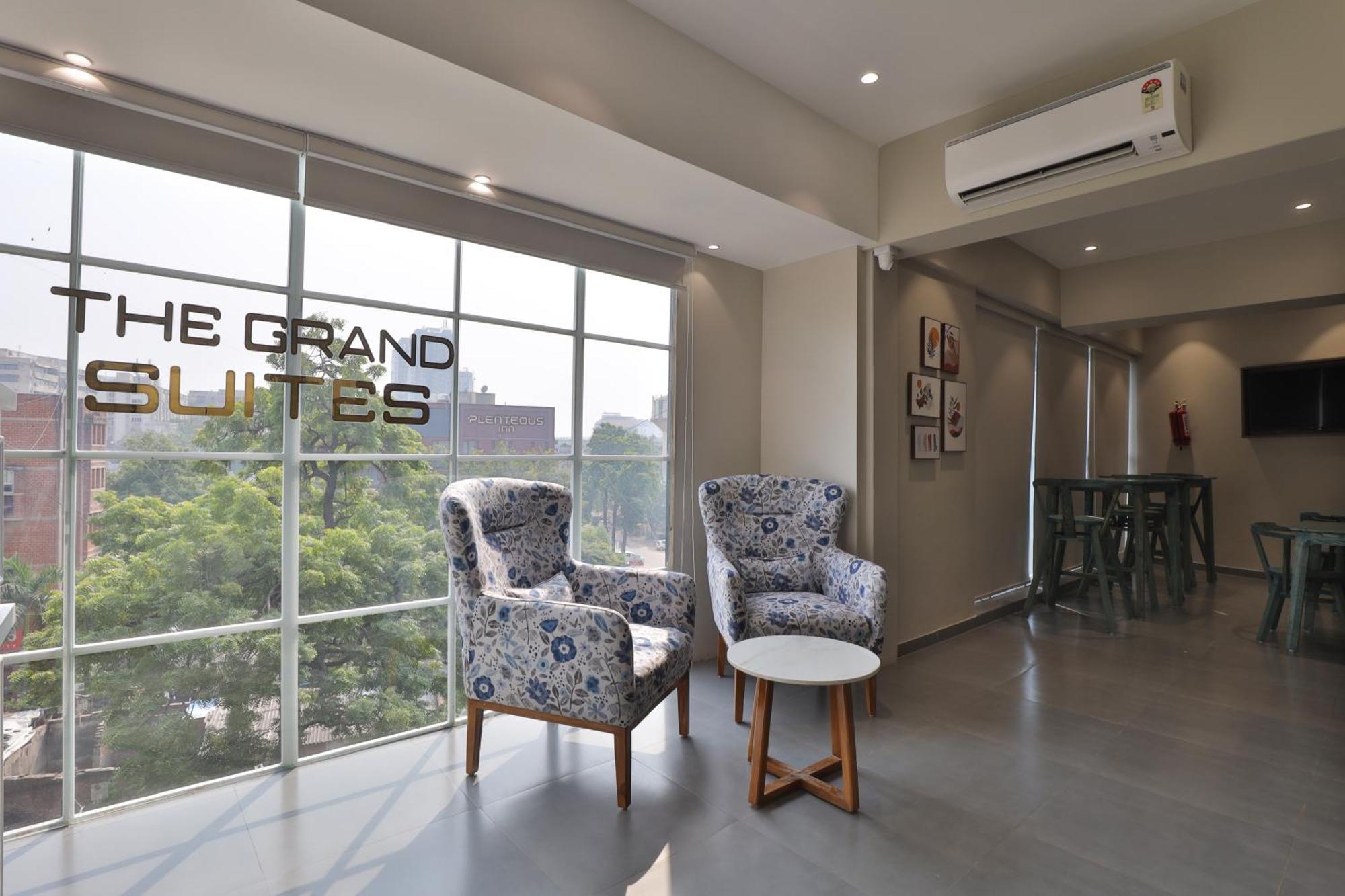 Hotel The Grand Suites Ахмедабад Екстер'єр фото